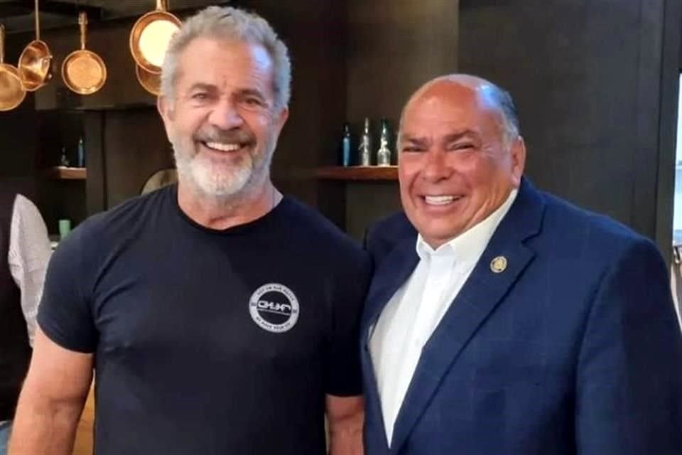 Mel Gibson y el diputado Antonio Pérez Garibay.