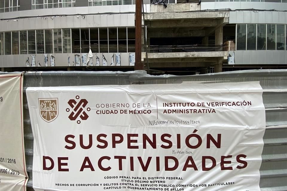 Después de ser retirados la semana pasada, los sellos de suspensión volvieron a ser colocados para detener las obras en Ampliación Granada.