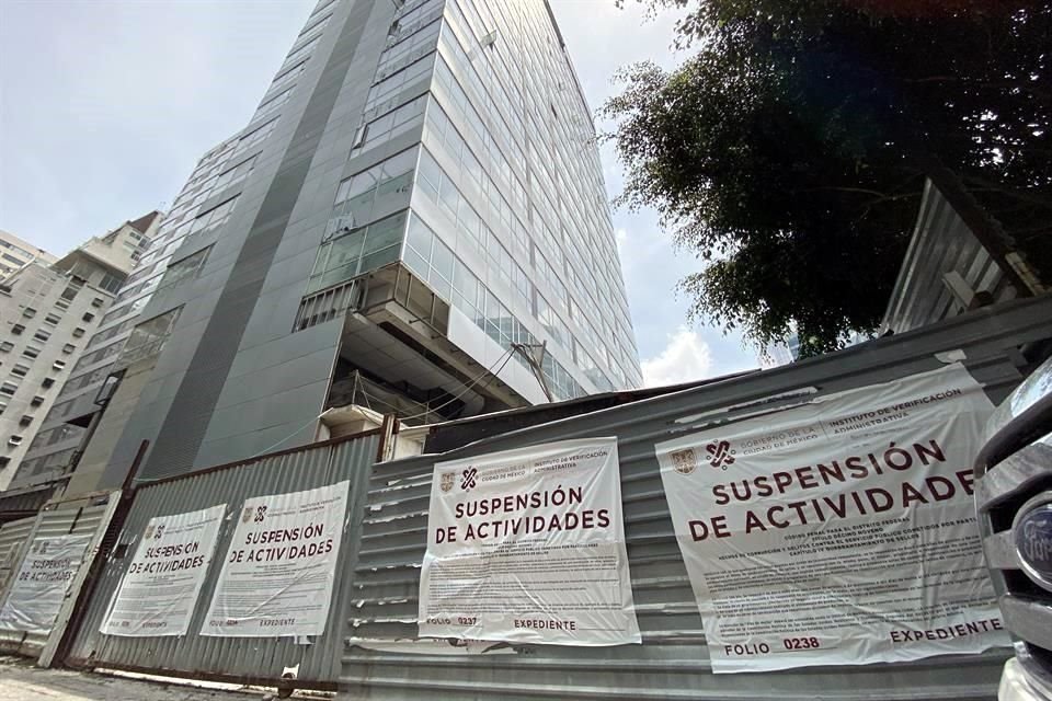 Después de ser retirados la semana pasada, los sellos de suspensión volvieron a ser colocados para detener las obras en Ampliación Granada.