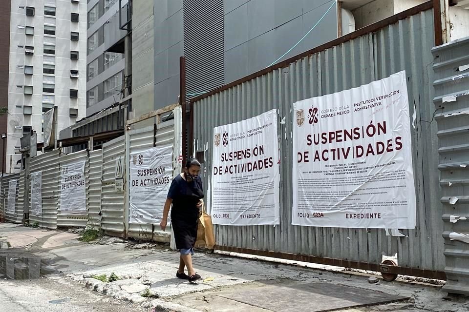 Después de ser retirados la semana pasada, los sellos de suspensión volvieron a ser colocados para detener las obras en Ampliación Granada.