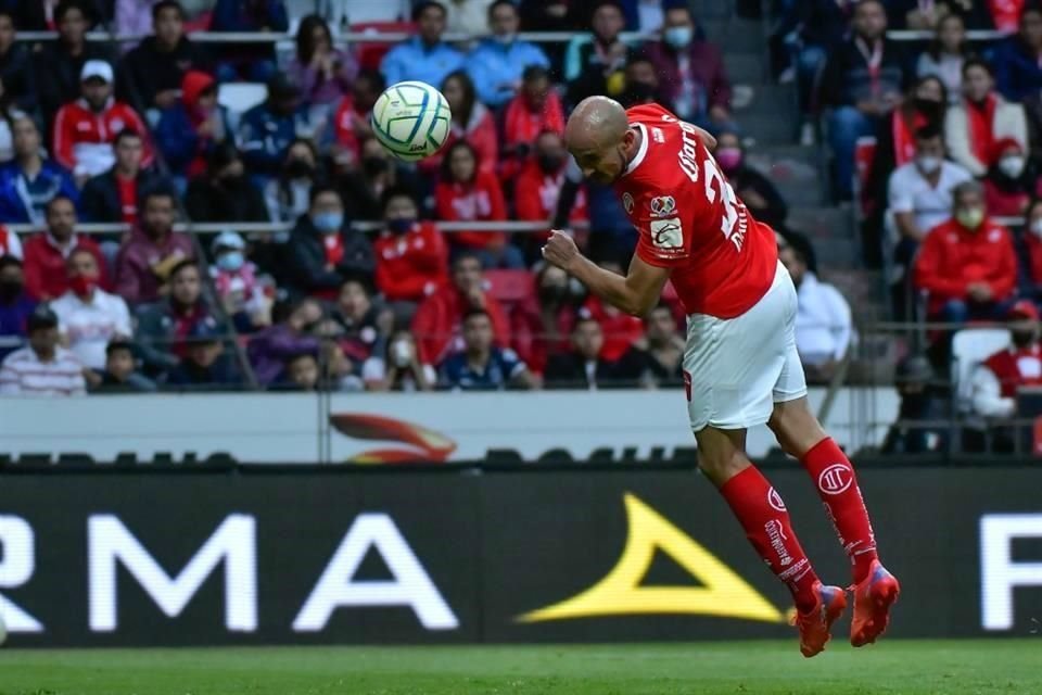 El ex tigre Carlos González trata de rematar sin éxito.