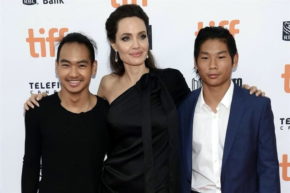 Pax y Maddox, los dos hijos varones de Angelina Jolie actuarán en el próximo filme de la actriz, junto a Salma Hayek y Demian Bichir.