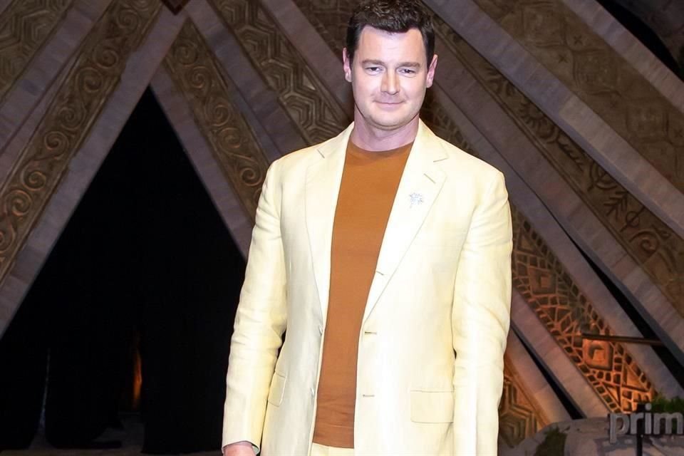 Benjamin Walker saludó a las seguidoras que lo elogiaban.