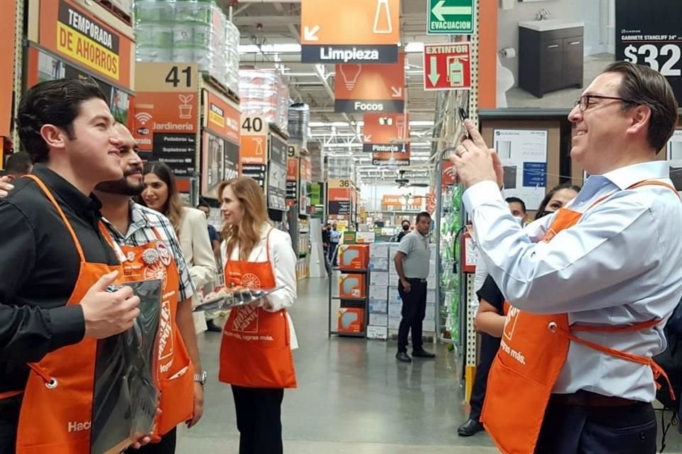 José Rodríguez, presidente y director general de The Home Depot México, toma foto al Gobernador Samuel García y a Víctor García, gerente de una de las sucursales.