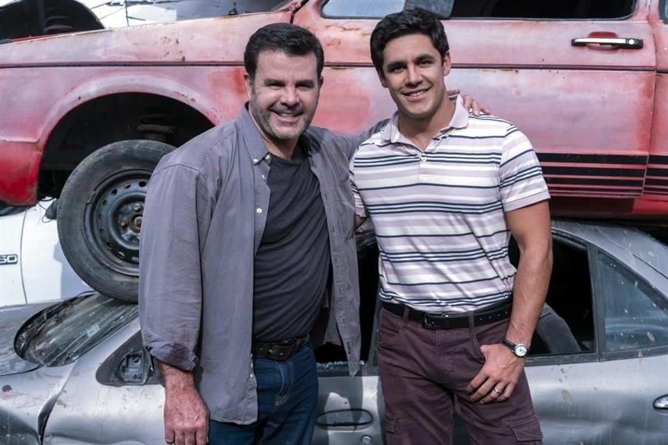 Eduardo Capetillo Gaytán, hijo de Biby Gaytán y Eduardo Capetillo debutó en la serie 'Donde Hubo Fuego' de Netflix.