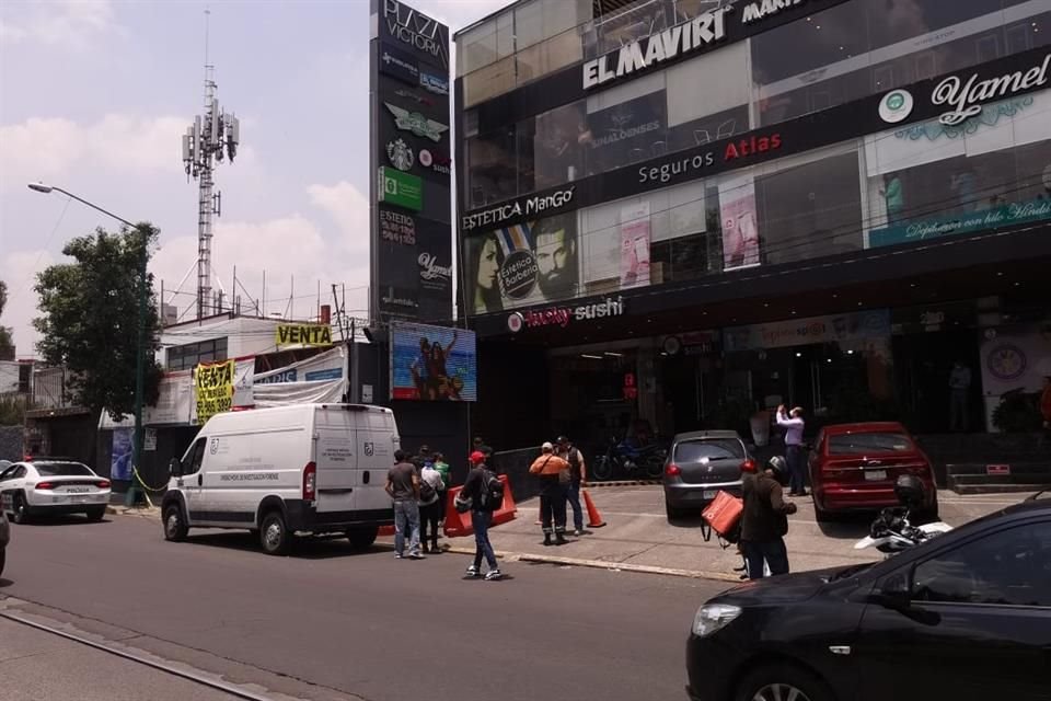 Se encontraba sostenido de un andamio, pero el soporte se zafó y azotó sobre la rampa de acceso al estacionamiento. 