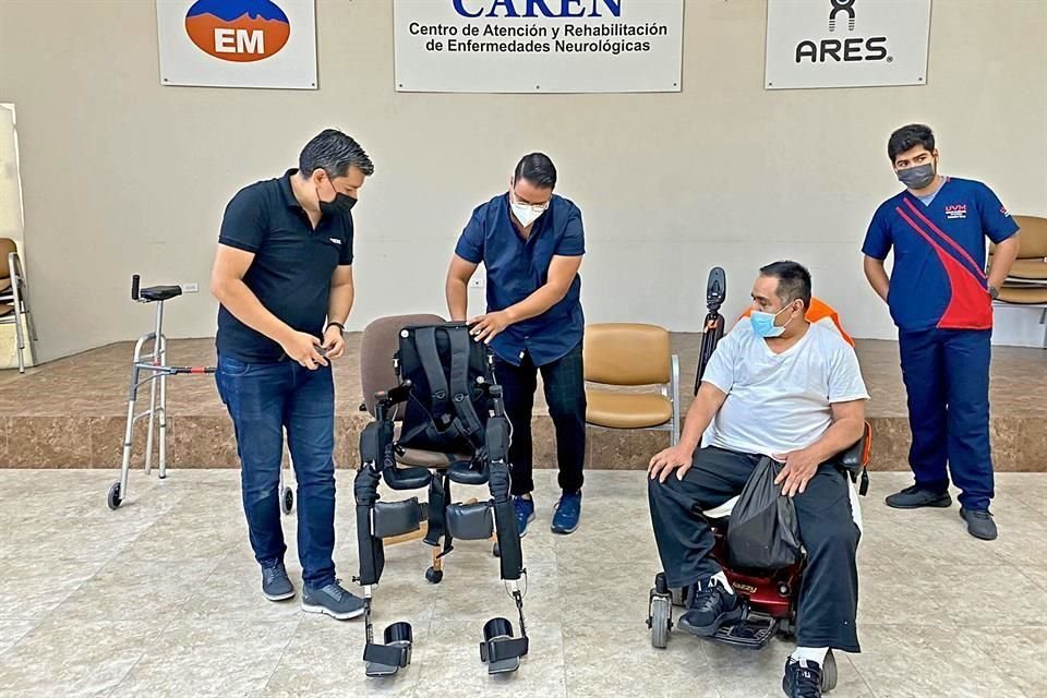 Asociación dedicada a la esclerosis usará exoesqueleto para rehabilitación de personas con este padecimiento.