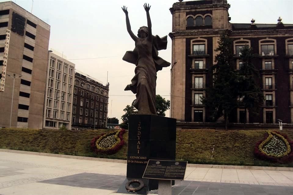 Sobre la Plaza Tlaxcoaque, situada en el acceso al Centro Histórico, el monumento a la masacre de Jodyali convivirá con el memorial a las víctimas de la tortura en los separos.
