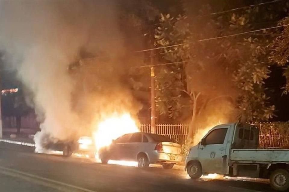 Criminales incendiaron autos en vías de Colima tras la detención de 'El Vaca', líder de Los Mezcales.