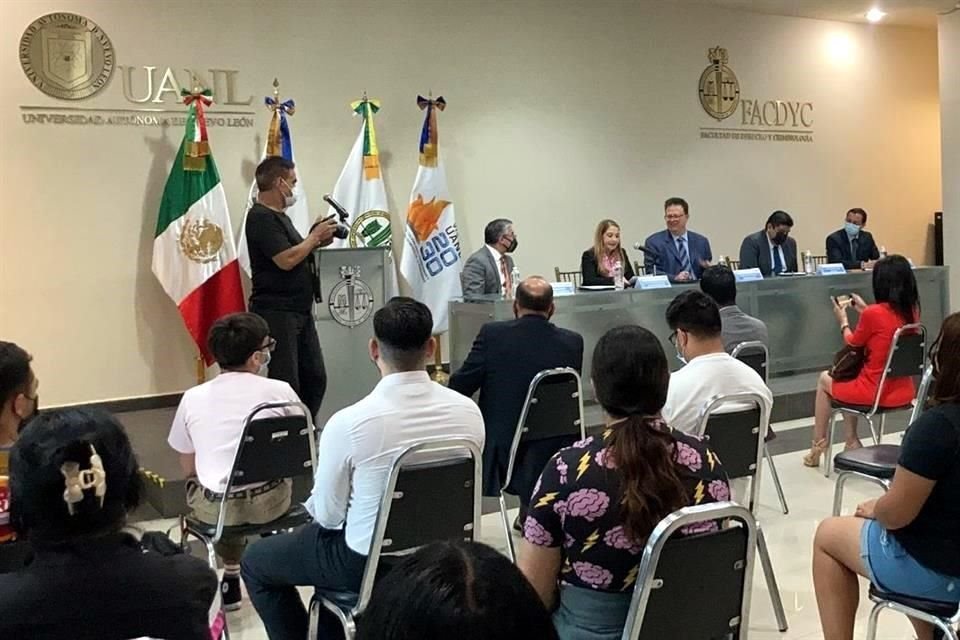 La firma se realizó en el Auditorio de Posgrado de FACDYC a las 10:30 horas de este viernes y fue encabezada por el Director de esa carrera, Óscar Lugo Serrato.