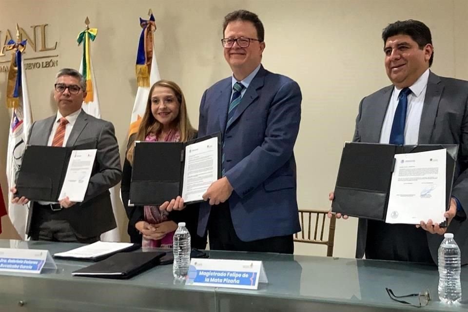 La firma se realizó en el Auditorio de Posgrado de FACDYC a las 10:30 horas de este viernes y fue encabezada por el Director de esa carrera, Óscar Lugo Serrato.