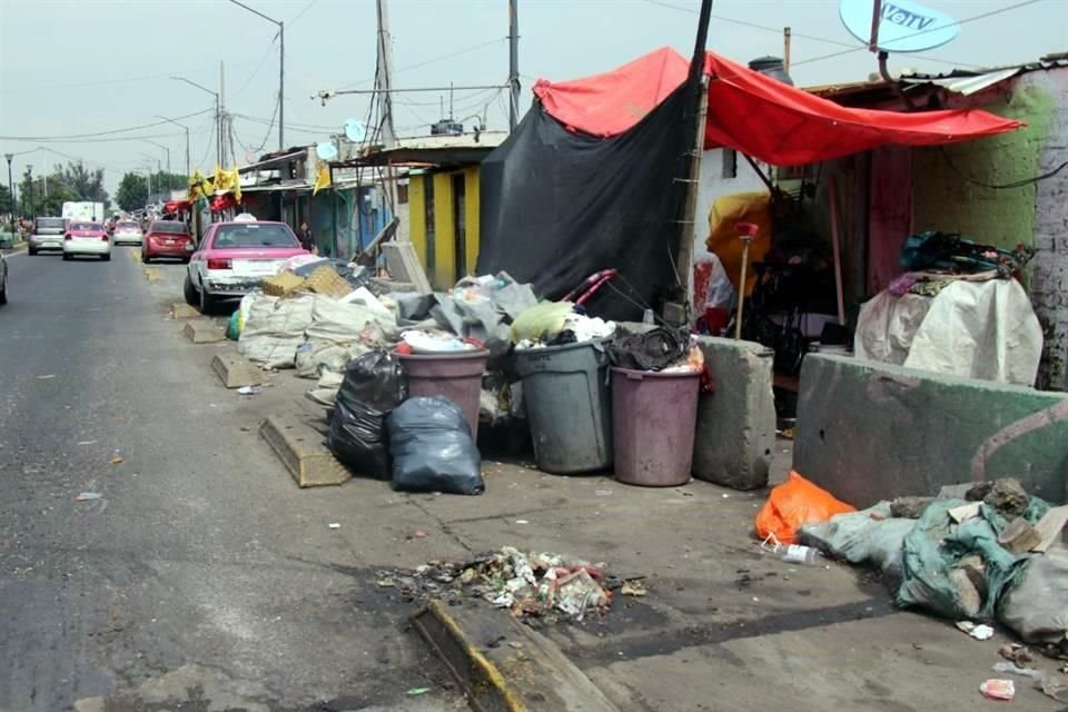 Usuarios de la ciclovía de Eje 5 Sur tienen que enfrentarse a la obstrucción de basura e invasión de motocicletas, arriesgando su vida.