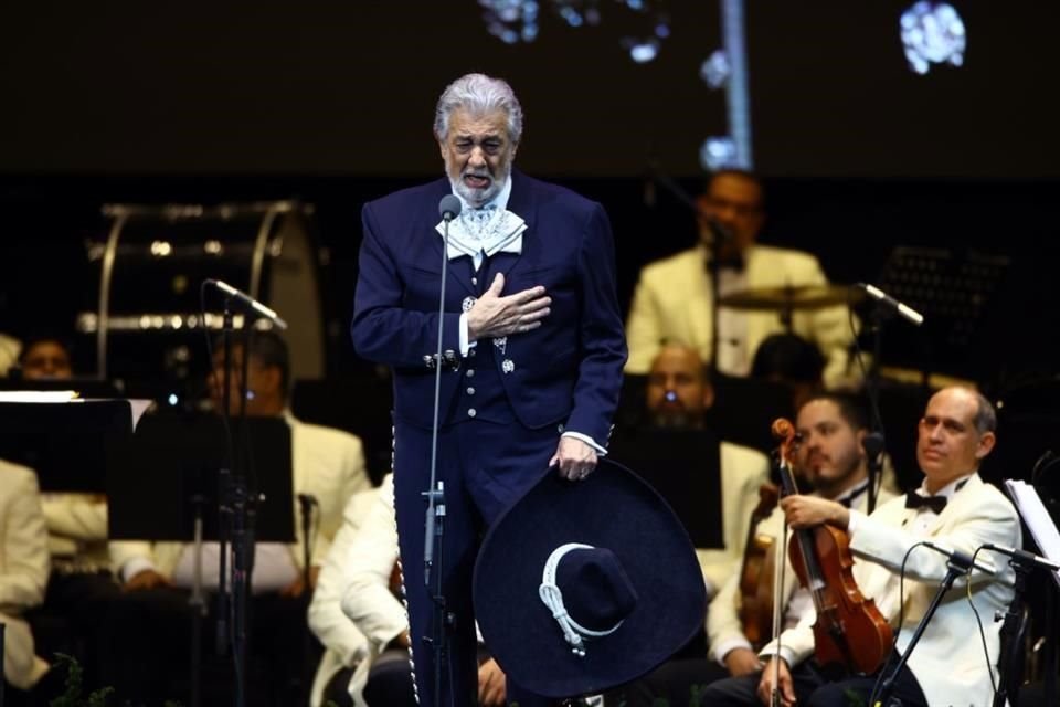 La última parte del espectáculo se vivió muy a la mexicana, con Plácido Domingo acompañado de un mariachi.