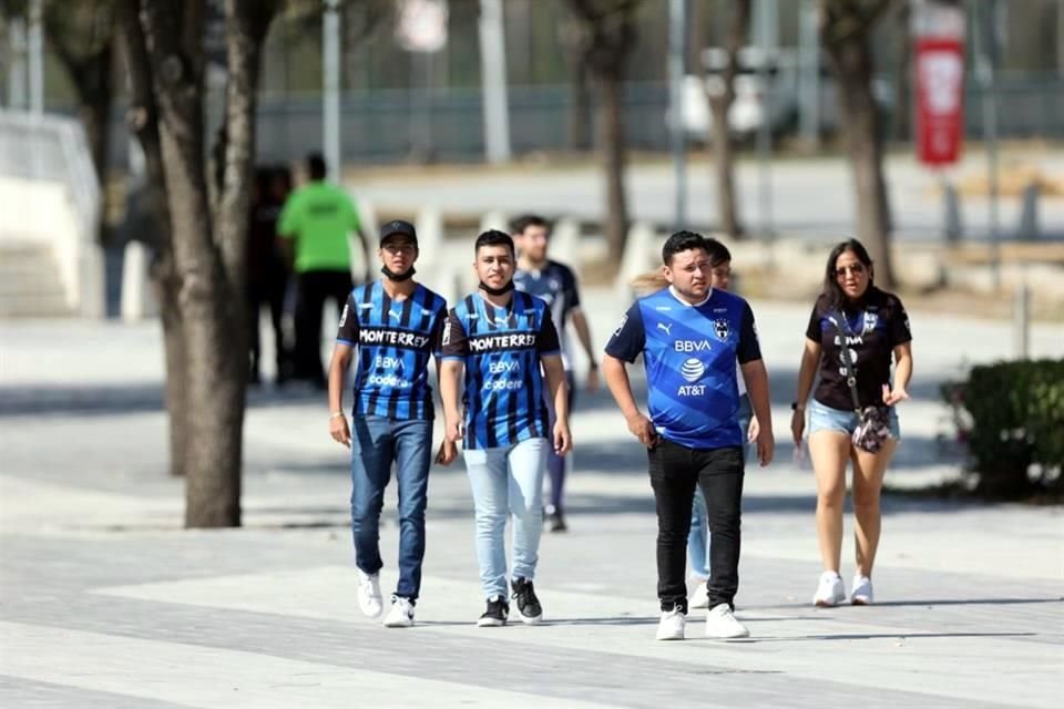 Así se vive el ambiente del Clásico Regio.