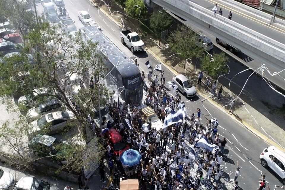 Así se vive el ambiente del Clásico Regio.