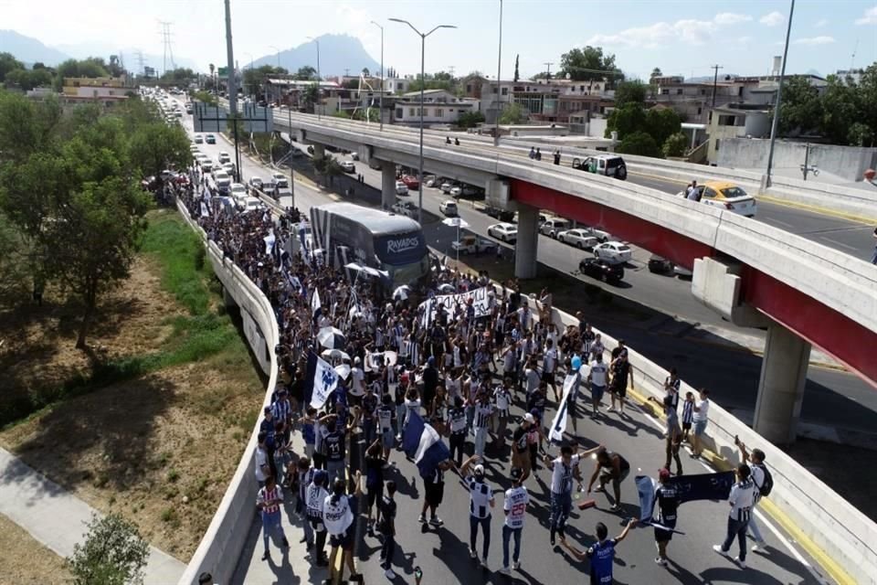 Así se vive el ambiente del Clásico Regio.