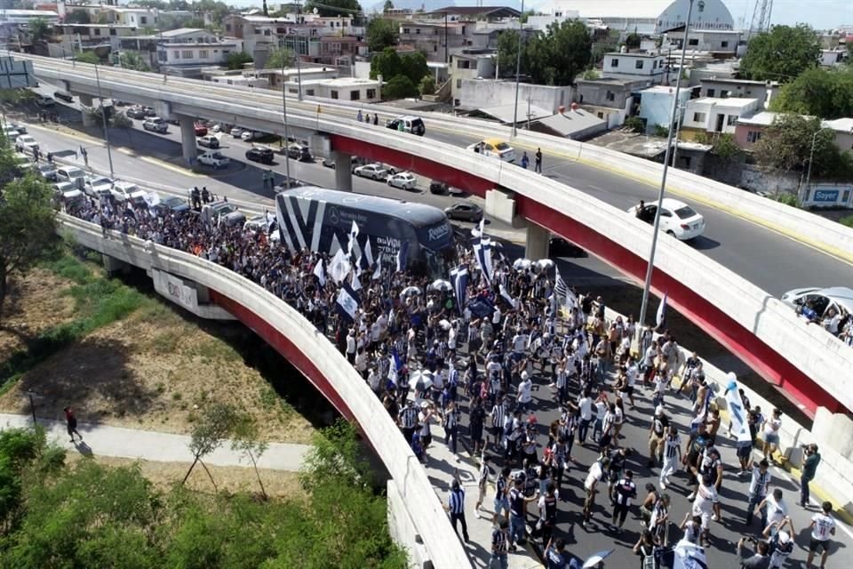 Así se vive el ambiente del Clásico Regio.