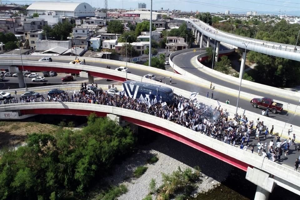 Así se vive el ambiente del Clásico Regio.