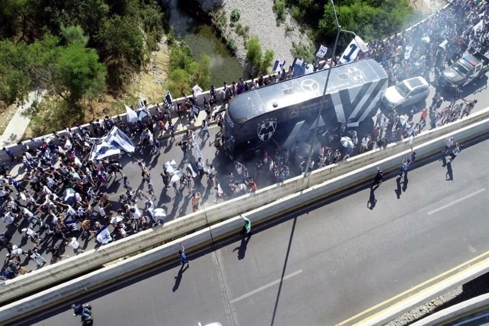 Así se vive el ambiente del Clásico Regio.