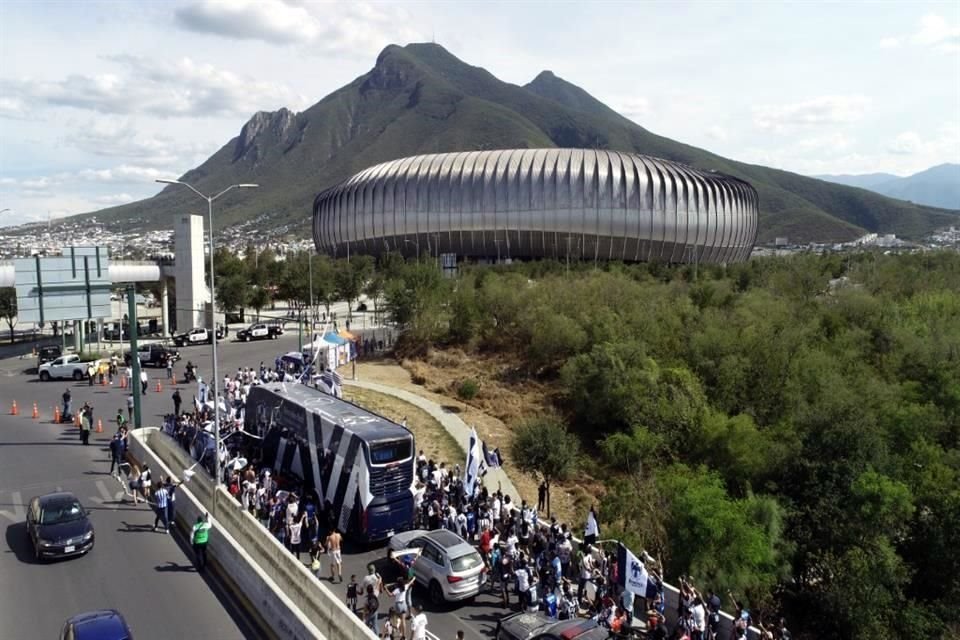 Así se vive el ambiente del Clásico Regio.