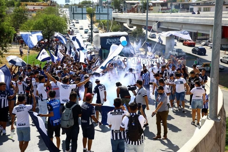 Así se vive el ambiente del Clásico Regio.