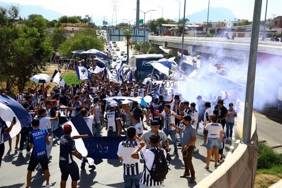 Así se vive el ambiente del Clásico Regio.