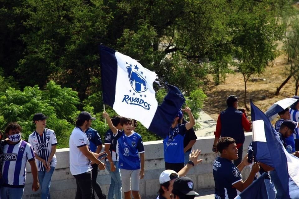 Así se vive el ambiente del Clásico Regio.