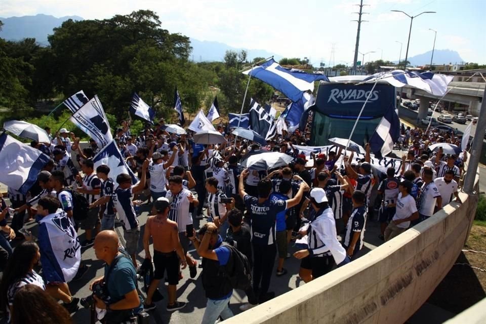 El camión que transportaba al equipo al recinto tuvo que disminuir su paso ante la gran cantidad de aficionados.