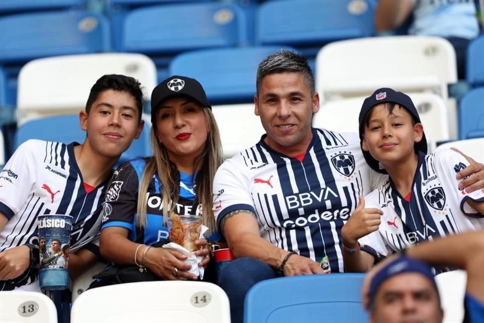 Más del ambiente en el BBVA  en el Clásico Regio.