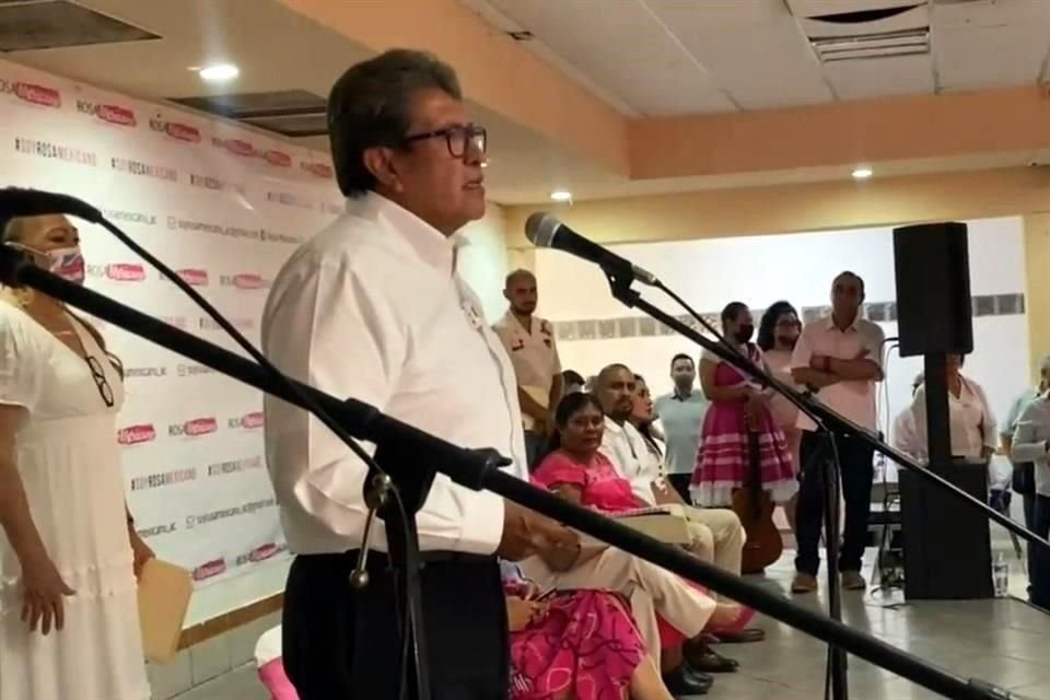 El morenista Ricardo Monreal se reunió con mujeres en La Paz, Baja California.