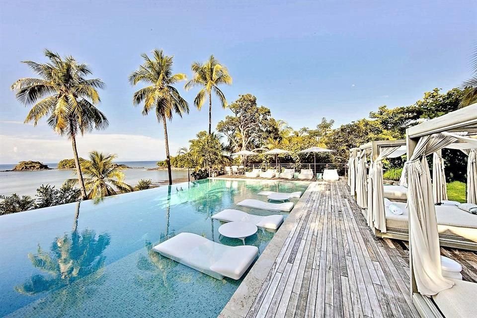 En la piscina infinita, que regala increíbles vistas del Golfo de Chiriquí, los viajeros hallan un sitio para refrescarse.