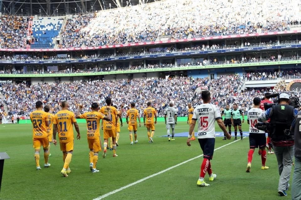Así saltaron los equipos a la cancha del BBVA.