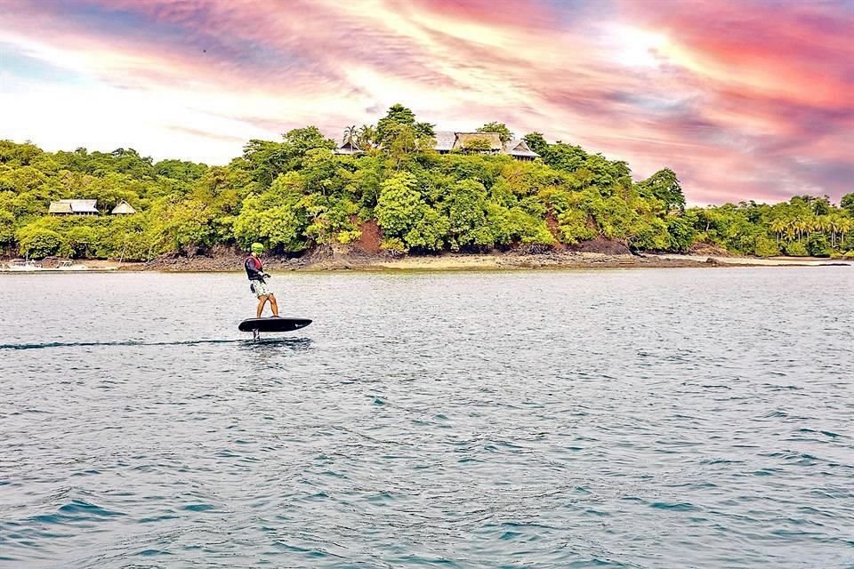 Los más aventureros practican e-foiling.
