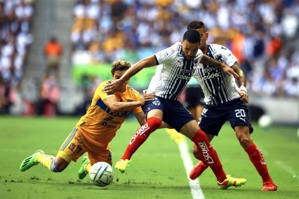 Imágenes del primer tiempo en el Clásico Regio.