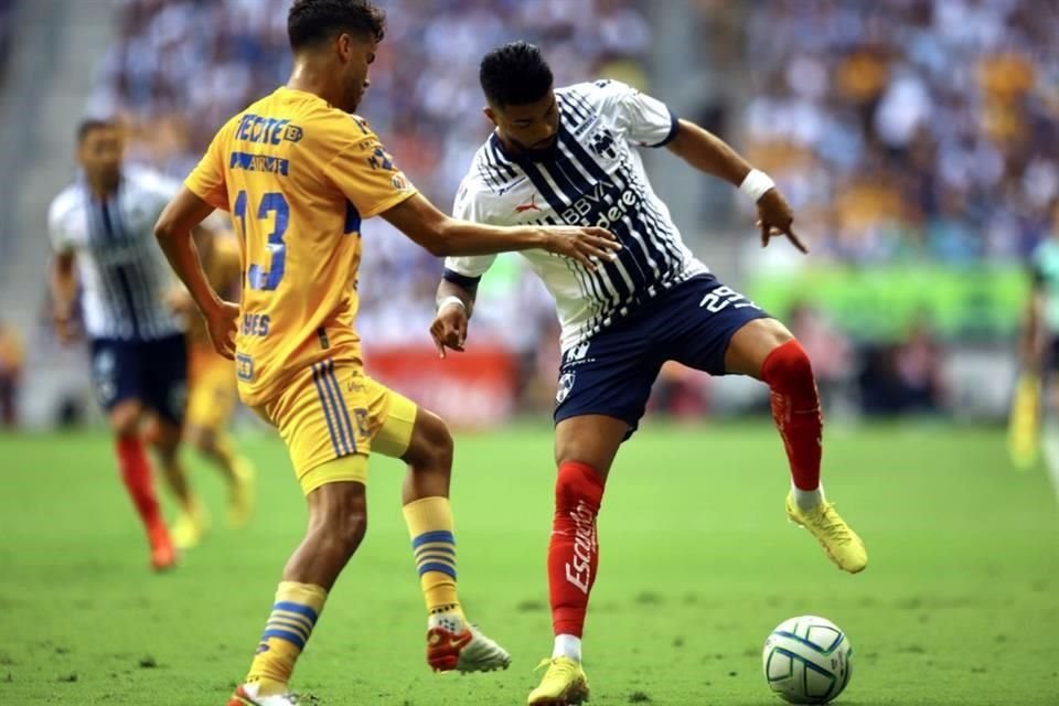 Imágenes del primer tiempo en el Clásico Regio.