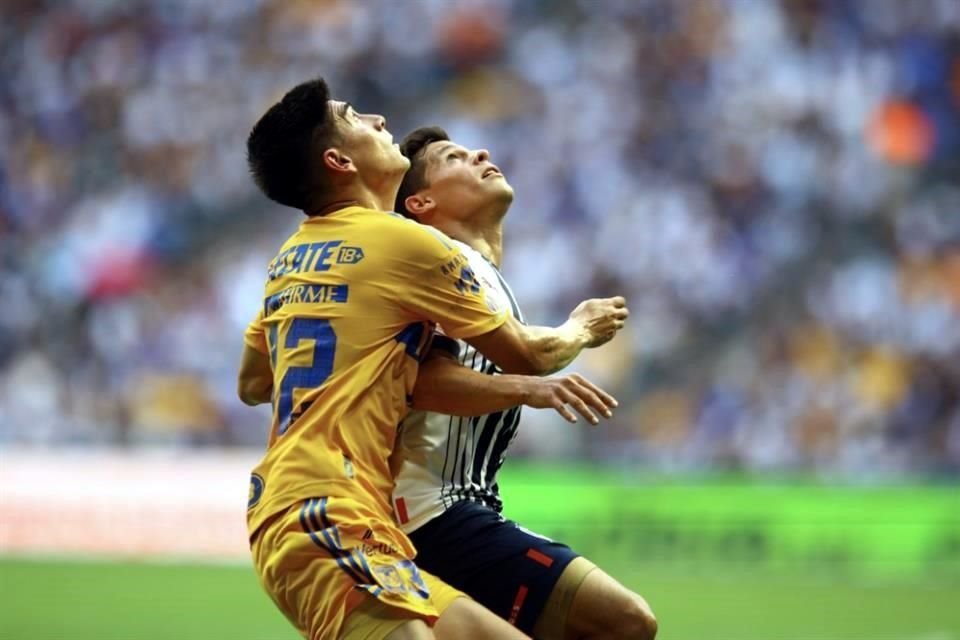Imágenes del primer tiempo en el Clásico Regio.
