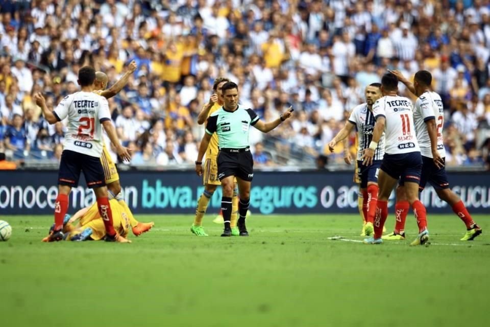 Imágenes del primer tiempo en el Clásico Regio.