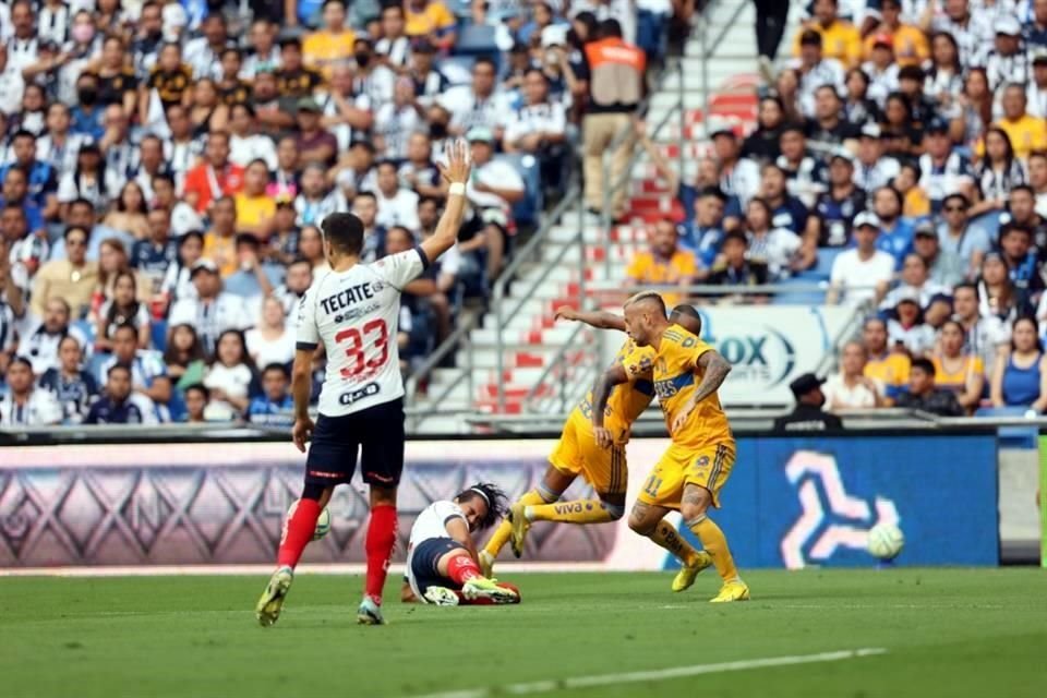 Imágenes del primer tiempo en el Clásico Regio.