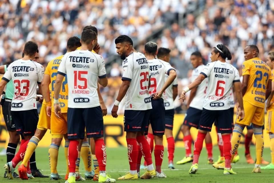 Imágenes del primer tiempo en el Clásico Regio.