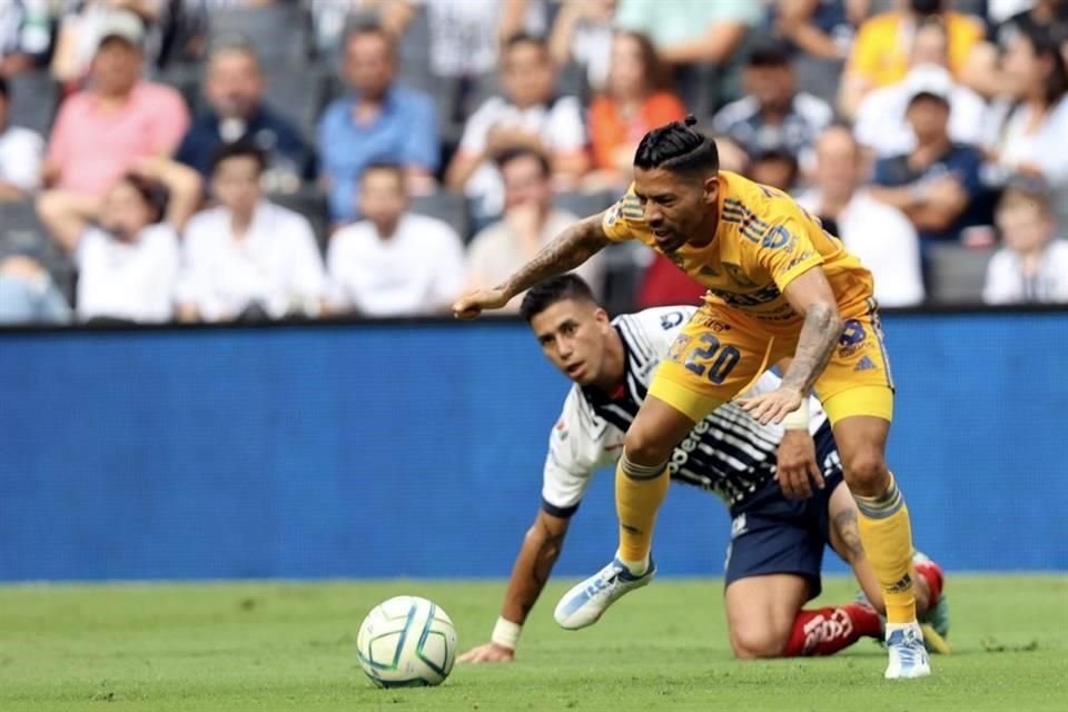 Imágenes del primer tiempo en el Clásico Regio.