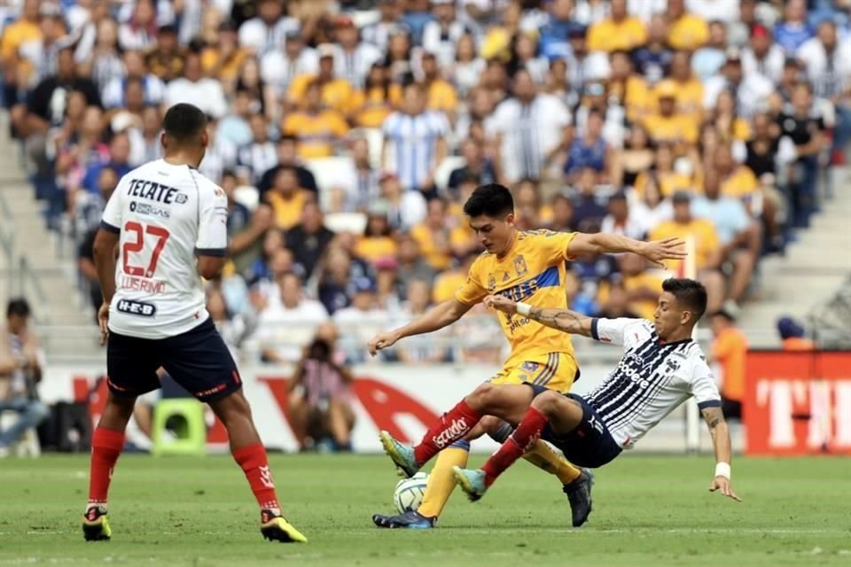 Imágenes del primer tiempo en el Clásico Regio.