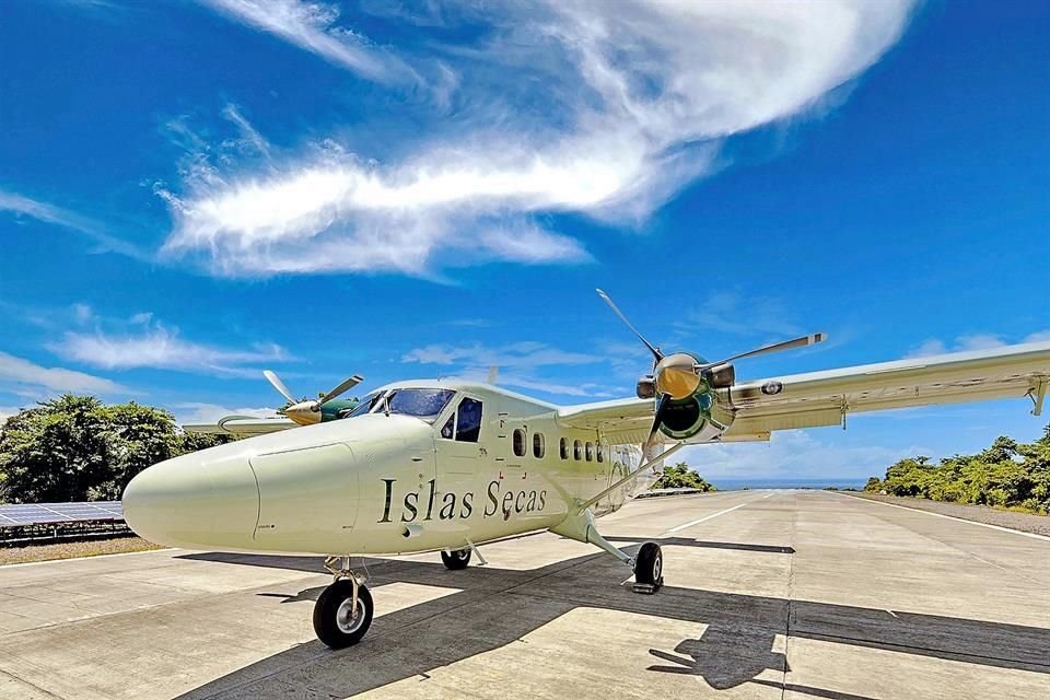 Los sibaritas llegan a bordo del avión Twin Otter de Islas Secas.