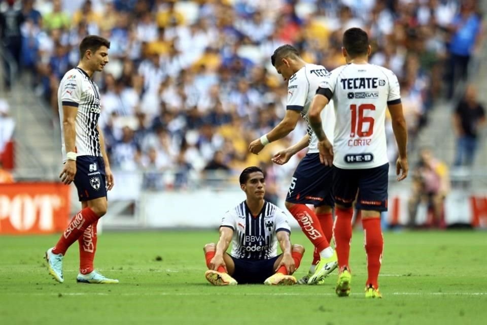 Erick Aguirre salió lesionado del partido y en su lugar ingresó Édson Gutiérrez.