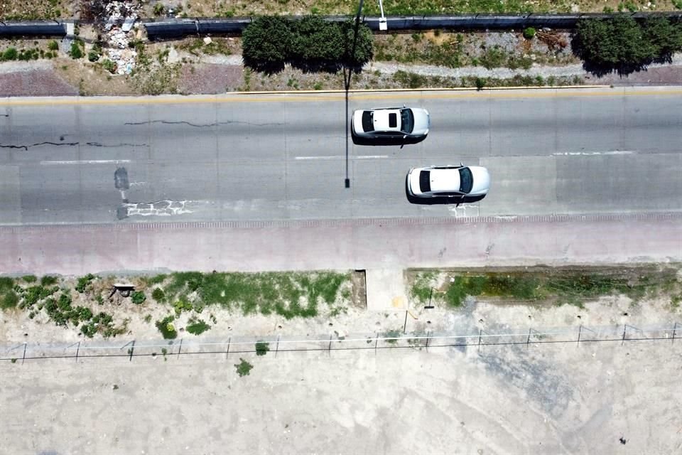 La Autopista al Aeropuerto Internacional de Monterrey presenta a lo largo de sus 11 kilómetros un escenario de abandono y riesgo para los conductores, tanto foráneos como locales.
