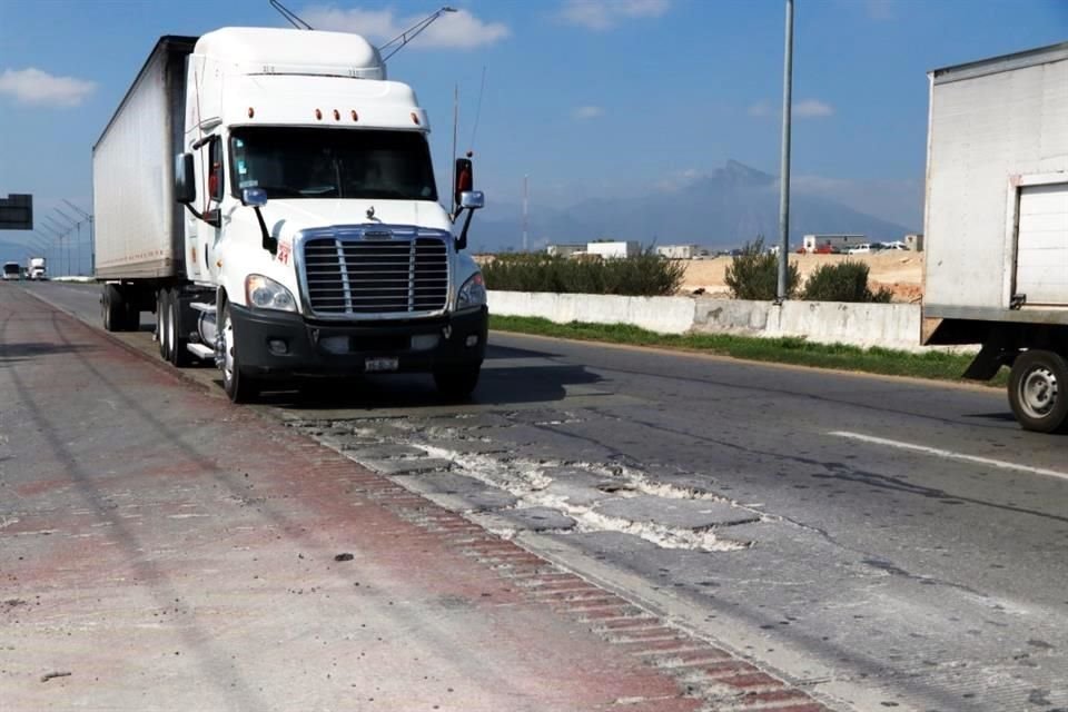 Un recorrido de EL NORTE detectó que presenta 46 puntos con grietas y baches en ambos sentidos, así como señalamientos viejos y borrosos.