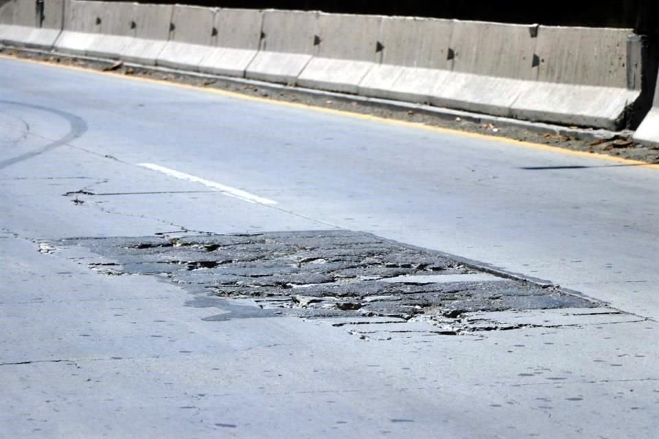 Aunque los usuarios pagan una tarifa alta de 4.5 pesos por kilómetro recorrido -50 pesos de peaje- la REA, encabezada por Mauricio Zavala, no parece invertir en su mantenimiento.