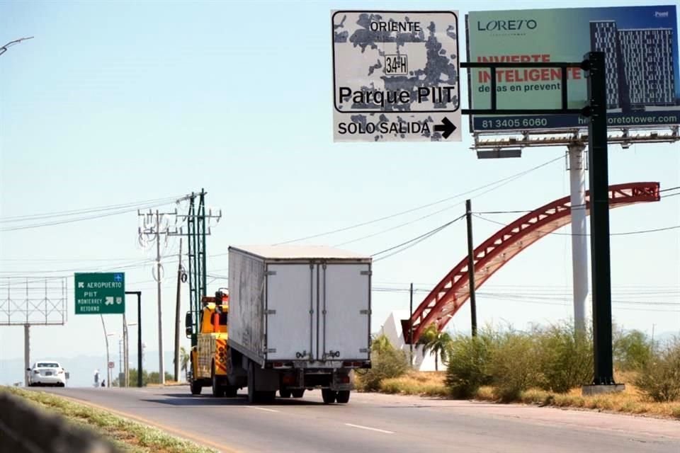 En su camino a la Ciudad, al bajar la gaza que sale del Aeropuerto con rumbo a la Autopista, los conductores encontrarán señalamientos dañados, baches y cuarteaduras en la superficie de rodamiento.