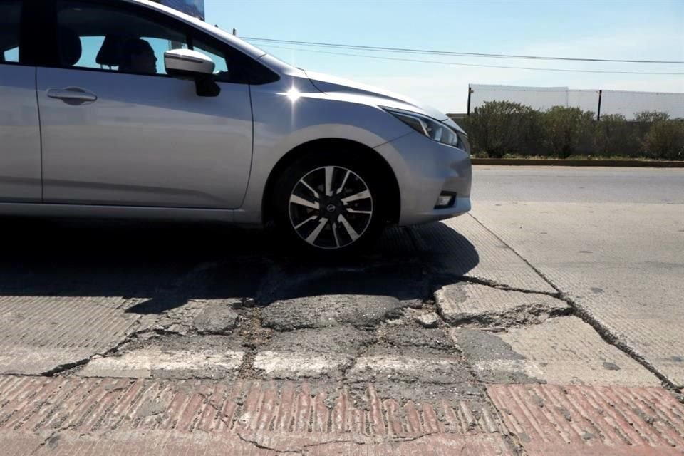 Cerca del kilómetro 9, por ejemplo, existe una zona de cuarteadura en el concreto que tiene unos 2 metros de largo por 1.5 de ancho.
