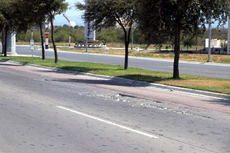 Entre los kilómetros 6 y 7, también en el tramo del Aeropuerto a la Ciudad, existen por lo menos ocho puntos con pavimento dañado, y en dos de ellos existen fracturas con hundimientos.