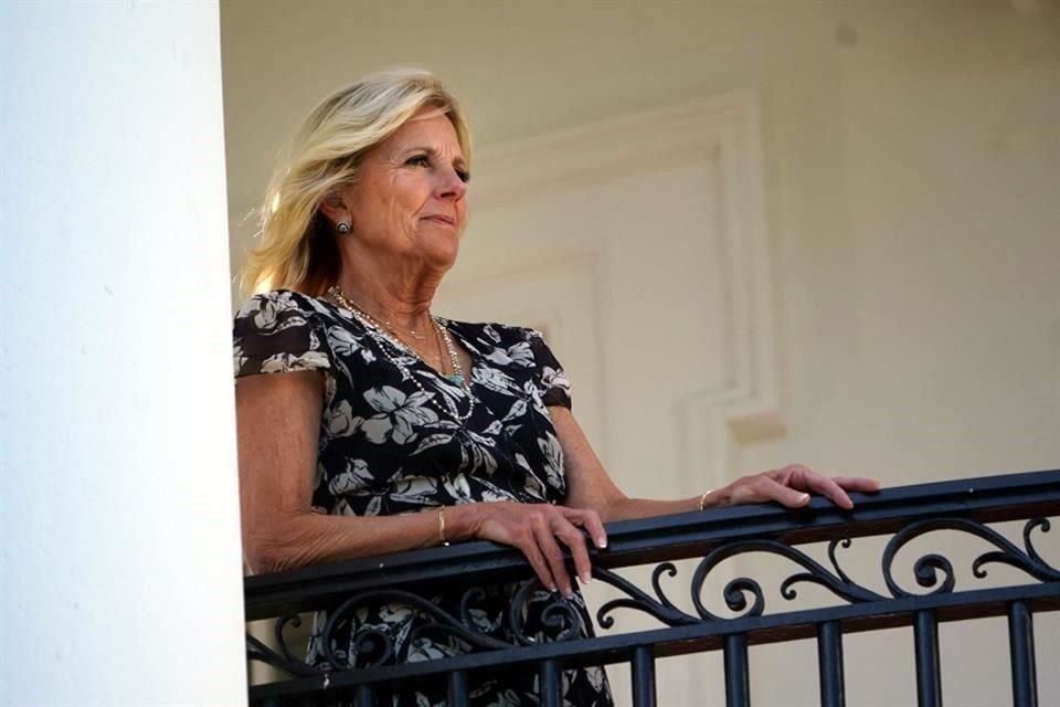 Jill Biden en junio pasado observa la llegada a la Casa Blanca del Presidente Joe Biden.